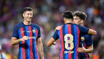 Barcelona's Spanish midfielder Pedri (C) celebrates with Barcelona's Polish forward Robert Lewandowski (L) and Barcelona's Spanish midfielder Gavi after scoring a goal during the 57th Joan Gamper Trophy friendly football match between FC Barcelona and Club Universidad Nacional Pumas at the Camp Nou stadium in Barcelona on August 7, 2022. (Photo by Pau BARRENA / AFP)