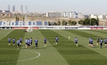 Gran ambiente entre los jugadores del Real Madrid durante el entrenamiento.
