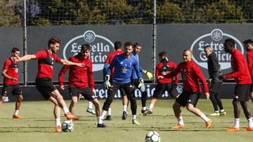 Sergi Gómez, Jozabed, Sergio, Lobotka y Pione Sisto realizan un rondo durante un entrenamiento.
