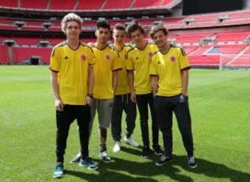 La 'boyband' británica luce la nueva camiseta de la Selección en un spot publicitario.