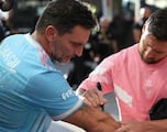 Vídeo: Messi le firma a Julián Gil el brazo y este se lo tatúa