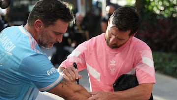 Vídeo: Messi le firma a Julián Gil el brazo y este se lo tatúa