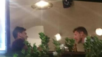 Giovanni Simeone y Diego Pablo Simeone durante la cena.