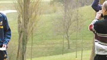 <b>GRABANDO. </B>Raúl participó ayer en un anuncio de promoción para TVE de la Selección. El delantero madridista no será titular hoy e incluso podría quedarse sin jugar ni un solo minuto si Sáez así lo decide.