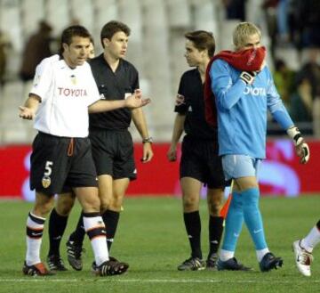 Central clave en los éxitos del Valencia entre 2002 y 2008. Jugó también en el Sevilla y en el Deportivo en Primera.