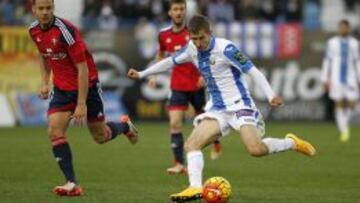 Alexander Szymanowski, en acción durante el encuentro de Liga Adelante entre Leganés y Osasuna.
