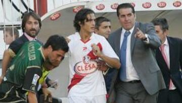 <b>CAMBIO. </b>Provencio recibe instrucciones de Sandoval antes de entrar en el choque ante el Tenerife.