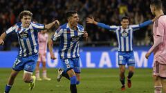 Villares celebra el 1-0 del Deportivo ante la Ponferradina junto al asistente Mella.