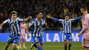 Villares celebra el 1-0 del Deportivo ante la Ponferradina junto al asistente Mella.