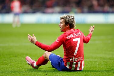 Otras de las polémicas del encuentro fue el posible penalti sobre Griezmann. El francés cayó al suelo tras un empujón de Paredes. Hernández Hernández le dijo que nada de nada.