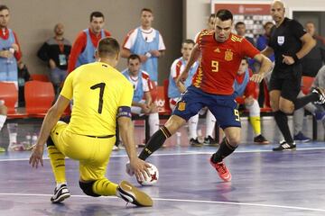 A sus 33 años, es el faro de la Selección para luchar por la reconquista de un trono que se escapó en 2018 y en el que España se juega volver a recuperar su hegemonía. Tras ganar el Balón de Oro en 2013 puede que suene fuerte, pero El Búfalo está posiblemente en uno de los mejores momentos de su carrera. Pieza clave del Barça, ya dejó atrás otra grave lesión, que por desgracia han marcado su carrera y que, pese a ello, con un espíritu de superación encomiable, siempre ha superado con creces. No llegó a la cita mundialista de Lituania al estar en la fase final de su recuperación, pero a Países Bajos llega en modo estelar como la gran estrella de la heptacampeona.