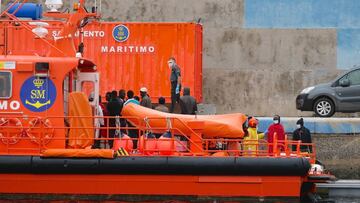 GRAFCAN6620. GRAN TARAJAL (FUERTEVENTURA), 14/06/2020.- La embarcación de Salvamento Marítimo "Salvamar Mizar" ha rescatado este domingo al sur de la isla de Fuerteventura a los 39 ocupantes de una patera, 32 hombres, 4 mujeres y 3 niños, que habían partido de El Aaiún el pasado sábado. En la imagen, los inmigrantes a su llegada al puerto de Gran Tarajal (Fuerteventura). EFE/ Carlos De Saá