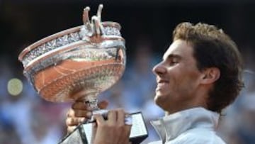 Rafa Nadal levanta su noveno trofeo en Roland Garros.