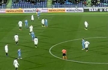 Secuencia del pisoton sin balón del jugador del Getafe Damian Suarez al jugador del Valencia Kang-in Lee.