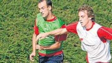 <b>EN EL TAJO. </b>Etxeberria realiza un ejercicio durante el entrenamiento de la tarde. Por la mañana, el equipo trabajó en el gimnasio.
