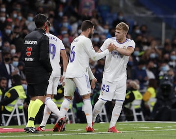 Nacho Fernández sustiuido por el debutante Sergio Santos.