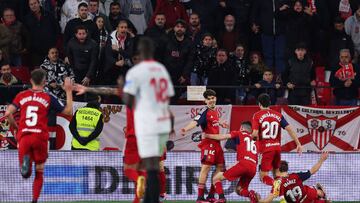 Los jugadores de Osasuna celebran el gol de Abde que dio al equipo de Arrasate el triunfo ante el Sevilla.