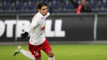 Jonathan Soriano celebra un gol con el Red Bull Salzburgo.