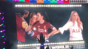 Mel C y Emma Bunton luciendo las camisetas del Liverpool y el Tottenham respectivamente en el concierto de las Spice Girls que coincidi&oacute; con la final de la Champions League entre ambos equipos.