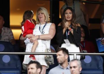 En el palco, la esposa de Bale, Emma Rhys-Jones y su familia muy pendientes de un partido histórico para la selección de Gales.
