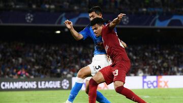 Napoli's South Korean defender Kim Min-jae (L) fights for the ball with Liverpool's Colombian forward Luis Diaz during the UEFA Champions League Group A first leg football match between SSC Napoli and Liverpool FC at the Diego Armando Maradona Stadium in Naples on September 7, 2022. (Photo by Filippo MONTEFORTE / AFP)