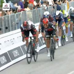 Fernando Gaviria lo intenta, pero Ewan le gana de esta manera