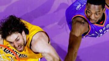 <b>BATALLA. </b>Gasol (12 rebotes), codo a codo con el 'thunder' Jeff Green. En la batalla, los hombres altos de Oklahoma sumaron 17 tapones.