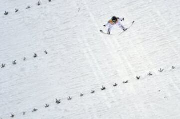 El esloveno Peter Prevc durante la prueba de los Cuatro Trampolines en Innsbruck.