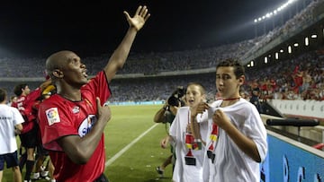 Eto&#039;o celebra el triunfo en la final de Copa entre Mallorca y Recreativo.