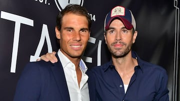 El tenista español Rafael Nadal y el cantante Enrique Iglesias posan en la alfombra roja de la fiesta de inauguración del restaurante Tatel en South Beach, Miami Florida.