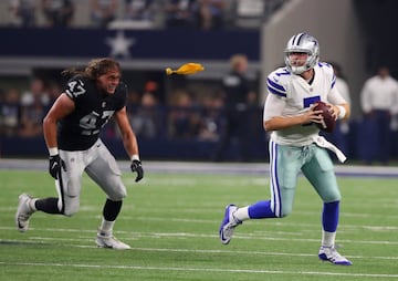 James Cowser (47), de los Oakland Raiders, persigue a Cooper Rush (7). de los Dallas Cowboys.