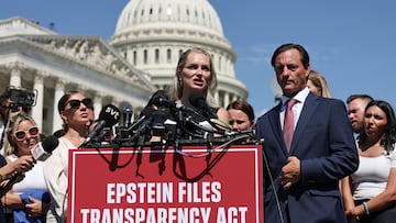 Anouska De Georgiou, vícitma de Epstein, habla durante una conferencia de prensa para discutir el proyecto de ley de Transparencia de los Archivos de Epstein en el Capitolio en Washington, D.C.