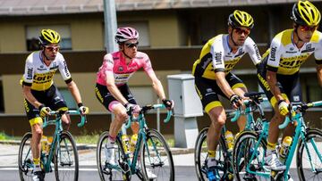 Steven Kruijswijk porta la maglia rosa durante el pasado Giro de Italia.