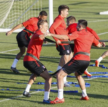 Bromas y buen ambiente en el entrenamiento del Atleti