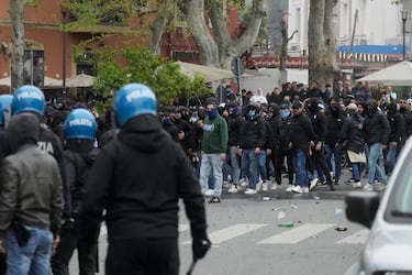 El Derbi della Capitale vuelve a generar violencia en los alrededores del Olímpico. La policía dispersó con gases lacrimógenos y cañones de agua a los ultras de Lazio y Roma en la zona de Ponte Milvio.