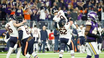 MINNEAPOLIS, MINNESOTA - NOVEMBER 27: Cairo Santos #8 of the Chicago Bears celebrates with teammates after kicking the game-winning field goal to defeat the Minnesota Vikings at U.S. Bank Stadium on November 27, 2023 in Minneapolis, Minnesota.   David Berding/Getty Images/AFP (Photo by David Berding / GETTY IMAGES NORTH AMERICA / Getty Images via AFP)