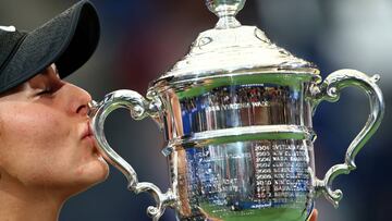Bianca Andreescu besa el trofeo de campeona del US Open 2019.
