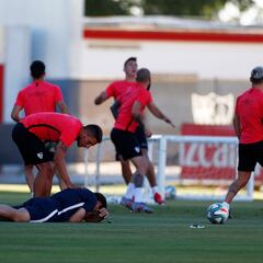 Lopetegui gets a ball full in the face in Sevilla training