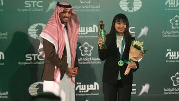 Ju Wenjun posa con el t&iacute;tulo de campeona del mundo de Ajedrez 2017.