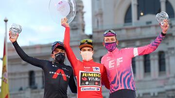 -FOTODELD&Iacute;A- MADRID, 08/11/2020.- El corredor esloveno del equipo Jumbo Visma Primoz Roglic (c), en el podium como ganador hoy domingo de la 75 Vuelta a Espa&ntilde;a, el corredor ecuatoriano Richard Caparaz del equipo Ineos Grenadiers, segundo clasificado (io), y el corredor brit&aacute;nico Hugh John Carthy (d), tercer clasificado tras la &uacute;ltima etapa disputada entre el Hip&oacute;dromo de la Zarzuela-Madrid, sobre un recorrido de 124,2 km. EFE/ Kiko Huesca