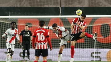 MADRID, 05/03/2023.- El delantero del Athletic Raúl García (d) cabecea un balón ante Santi Comesaña (2-d), del Rayo Vallecano, durante el partido de LaLiga entre el Rayo Vallecano y el Athletic de Bilbao que han disputado este domingo en el estadio de Vallecas. EFE/Rodrigo Jiménez