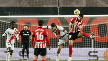 MADRID, 05/03/2023.- El delantero del Athletic Raúl García (d) cabecea un balón ante Santi Comesaña (2-d), del Rayo Vallecano, durante el partido de LaLiga entre el Rayo Vallecano y el Athletic de Bilbao que han disputado este domingo en el estadio de Vallecas. EFE/Rodrigo Jiménez
