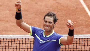 Rafael Nadal celebra su victoria en la final de Roland Garros ante Stan Wawrinka, que supone su décimo título sobre la arcilla de París.