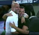 El icónico abrazo de Xavi y Guardiola que emociona al Barcelona