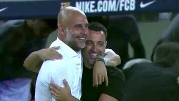 El icónico abrazo de Xavi y Guardiola que emociona al Barcelona