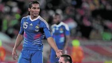 <b>HUNDIDOS. </b>Malouda, de pie, y Ribéry, en el suelo, lo intentaron pero no pudieron. Ellos dos son la viva imagen de la impotencia francesa.