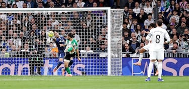 El jugador del Real Madrid, Gonzalo García, marca el 1-0 al Real Betis. 