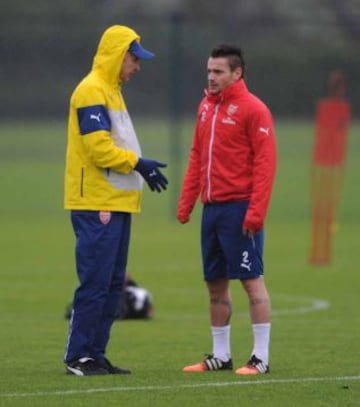 Arsene Wenger dando instrucciones durante el entrenamiento del sábado en Londres.