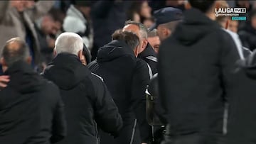 21/12/24 CAPTURA DE TV PARTIDO SEGUNDA DIVISION
RACING DE FERROL - REAL ZARAGOZA
INCIDENTE TANGANA AGRESION CABEZAZO DE CRISTOBAL PARRALO A DAVID NAVARRO ENTRENADOR DEL ZARAGOZA