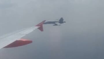Avión de EasyJet escoltado por un caza